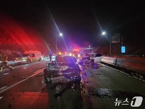 4일 오전 1시 23분께 서해안고속도로 상행선 고창분기점 인근에서 발생한 교통사고 현장에서 수습하던 경찰관 등 2명이 SUV에 치여 숨졌다.(전북 소방 제공. 재판매 및 DB 금지)