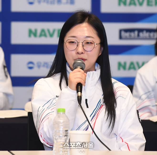 컬링 믹스더블 김선영이 7일 진천 국가대표선수촌에서 열린 2026 국가대표선수단 훈련개시 및 밀라노코르티나동게올림픽대회 D-30 미디어데이에서 기자의 질문에 답하고 있다. 진천 | 최승섭기자 thunder@sportsseoul.com