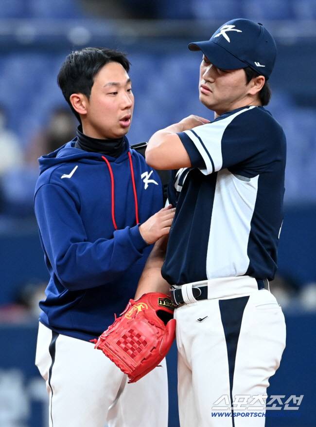 2023 월드베이스볼클래식(WBC) 한국대표팀이 6일 일본 오사카 교세라돔에서 오릭스와 공식 평가전을 가졌다. 8회말 투구를 하던 한국 고우석이 몸의 이상을 느낀 후 트레이닝 코치의 점검을 받고 있다. 오사카=허상욱 기자wook@sportschosun.com/2023.03.06/