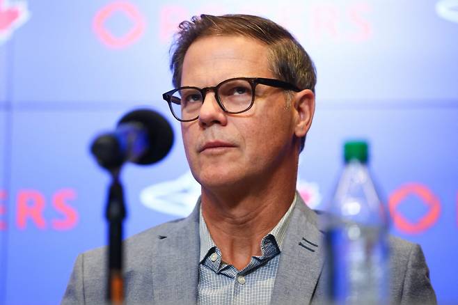 로스 앳킨스 토론토 블루제이스 단장이 7일(한국시각) 로저스센터에서 열린 일본인 타자 오카모토 가즈마 입단식서 인사말을 하고 있다. AFP연합뉴스