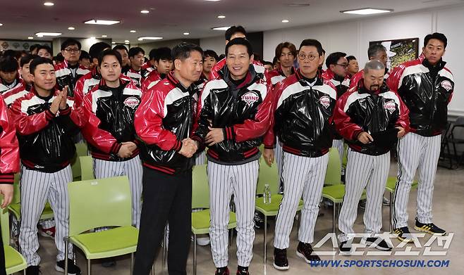 6일 오후 잠실야구장에서 프로야구 LG 트윈스 신년회가 열렸다. 김인석 대표와 신년 인사를 나누고 있는 염경엽 감독. 잠실=송정헌 기자songs@sportschosun.com/2026.01.06/