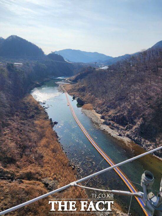 경기 포천시가 유네스코 세계지질공원인 '한탄강의 주상절리 협곡'을 가장 가까이에서 체험할 수 있도록 조성, 오는 4월까지 무료로 시범 운영할 예정인 '한탄강 주상절리 가람길'. /포천시