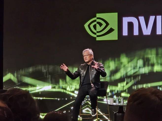 젠슨 황 최고경영자(CEO)가 6일(현지시간) 미국 라스베이거스 'CES 2026'가 열리는 퐁텐블로 호텔(Fontainebleau Las Vegas)에서 언론 질의응답에서 발언하고 있다. 박준이 기자.