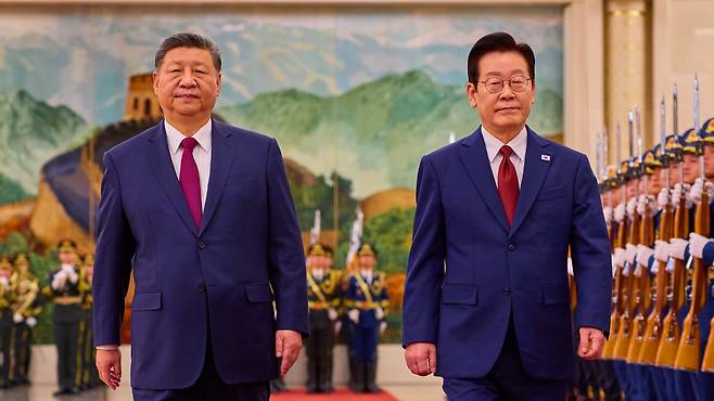 이재명 대통령과 시진핑 중국 국가주석이 5일 베이징 인민대회당에서 열린 이 대통령 공식환영식에서 의장대를 사열하고 있다./뉴스1