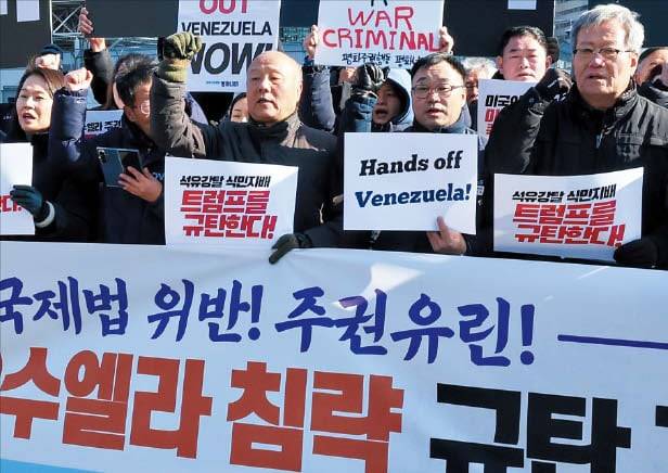 뉴스1사회대개혁위원회 위원장인 박석운(맨 앞줄 오른쪽 셋째) 한국진보연대 대표가 지난 5일 서울 종로구 주한 미국 대사관 앞에서 미국의 베네수엘라 공습을 규탄하고 있다.