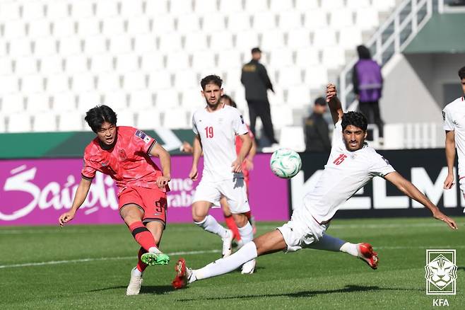 7일 사우디아라비아 리야드 알샤바브 클럽 스타디움에서 열린 아시아축구연맹(AFC) 23세 이하(U-23) 아시안컵 대한민국과 이란의 경기에서 대한민국 김태원이 슛을 시도하고 있다./대한축구협회