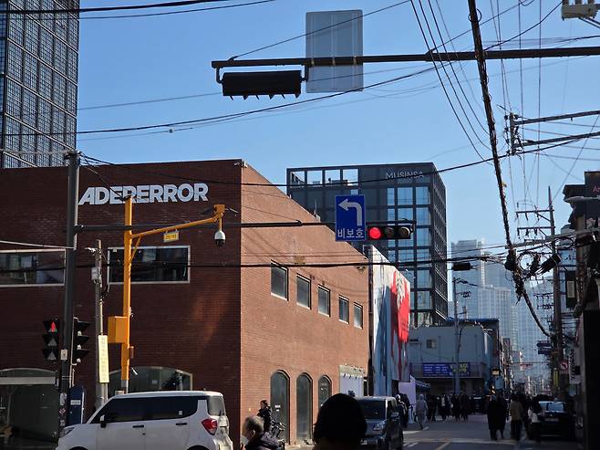 지난 5일 오전 국내 주요 패션 브랜드 매장과 팝업스토어가 밀집된 서울 성동구 성수동 연무장길 전경. /권유정 기자