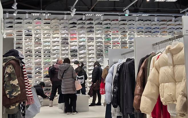 지난 5일 오전 11시 서울 성동구 성수동 무신사 스토어 성수에서 외국인 관광객들이 상품을 둘러보고 있다. /권유정 기자