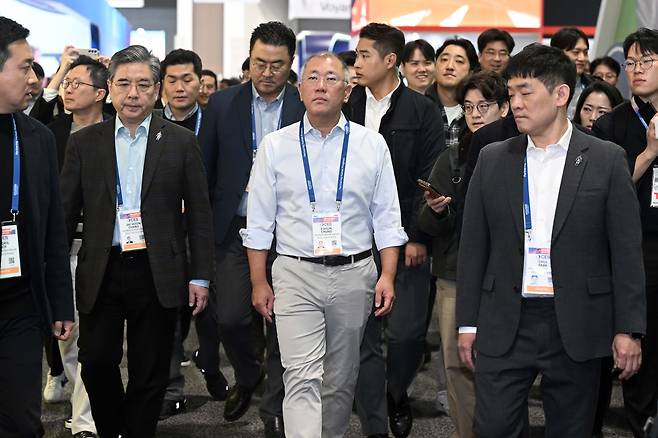 정의선 현대차그룹 회장이 세계 최대 가전·정보기술(IT) 전시회 'CES 2026'이 개막한 6일(현지 시각) 미국 네바다주 라스베이거스 컨벤션 센터에 마련된 현대차그룹 부스를 둘러본 후 퀄컴 부스로 향하고 있다. /연합뉴스