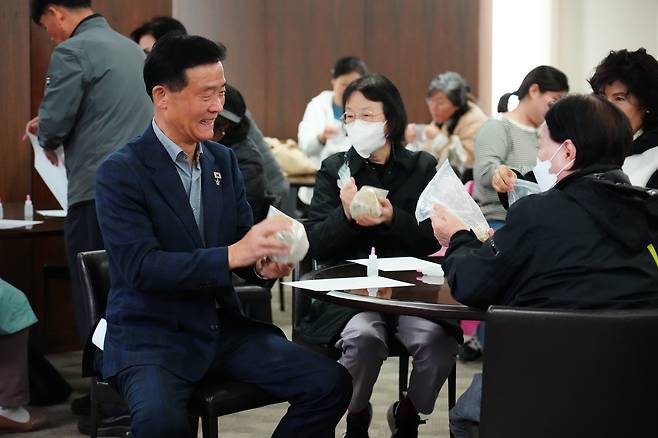 이승로(왼쪽) 성북구청장이 10월 28일 성북구 종암동 한 아파트 단지 커뮤니티시설에서 열린 친환경제품 만들기 행사에 참여하고 있다. /성북구청