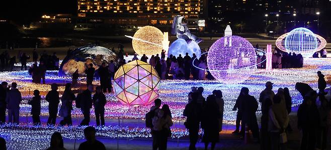 제12회 해운대 빛축제가 열린 11월 29일 오후 부산 해운대해수욕장 180m 구간에 행성, 별, 우주선을 조명으로 표현한 해운대 유니버스 존이 펼쳐져 있다. /연합뉴스