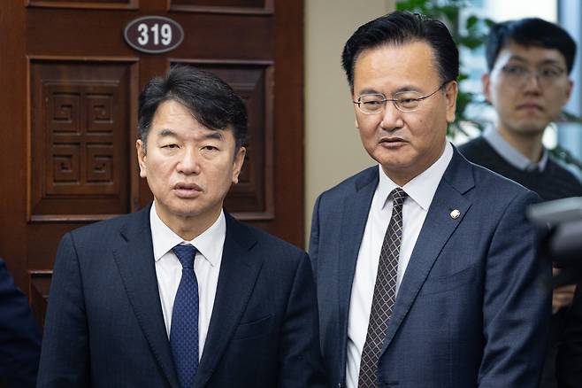 더불어민주당 문진석, 국민의힘 유상범 원내운영수석부대표가 18일 서울 여의도 국회에서 열린 제430회 국회(임시회) 국회운영위원회 제1차 전체회의에 참석하며 대화하고 있다. 국회 운영위원회는 이날 전체회의에서 정치개혁 특별위원회 구성결의안을 의결했다./뉴스1