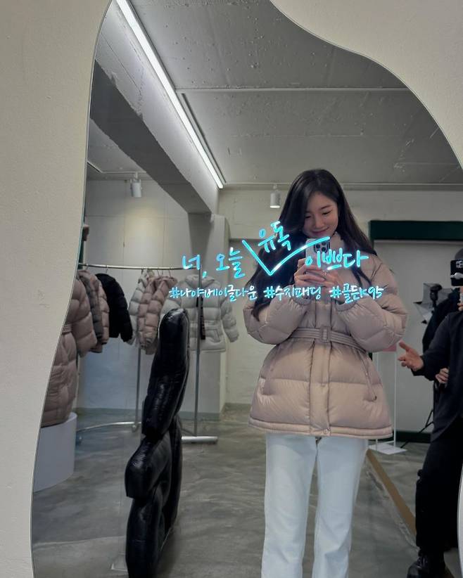 수지가 착용한 허리 벨트형 패딩. 인스타그램 @skuukzky