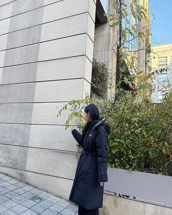 롱패딩을 선택한 김지원. 인스타그램 @geewonii