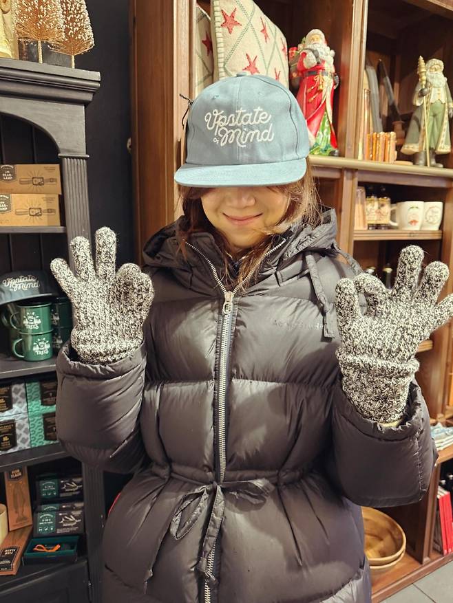 공효진은 끈으로 묶는 타입을 선택했다. 인스타그램 @rovvxhyo