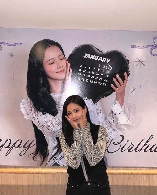 훠궈집에서 팬들과 함께 하는 생일 파티를 연 지수. 인스타그램 @sooyaaa__