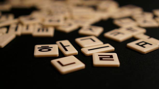 옥스퍼트 영어 사전에 등재된 한글 단어. 언스플래쉬.