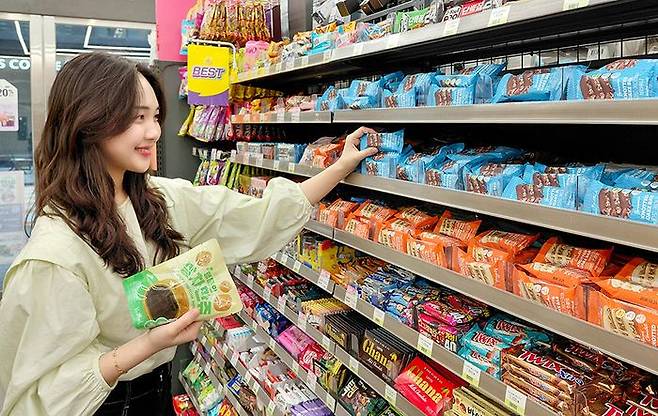 고객에 CU에서 노티드 디저트 제품을 구매하고 있다.ⓒCU