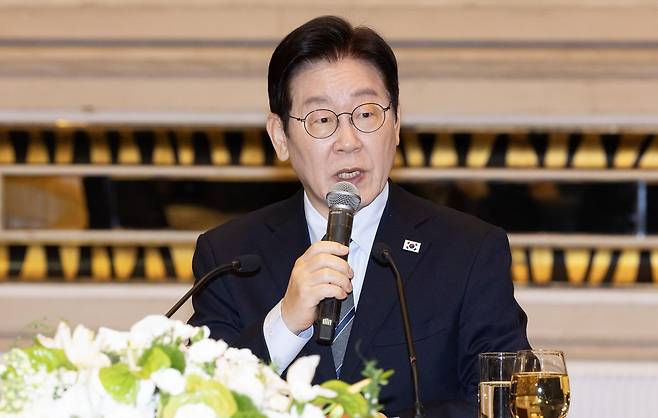 이재명 대통령이 7일 중국 상하이의 호텔에서 열린 청와대출입기자 오찬간담회에 참석해 발언하고 있다. 청와대사진기자단