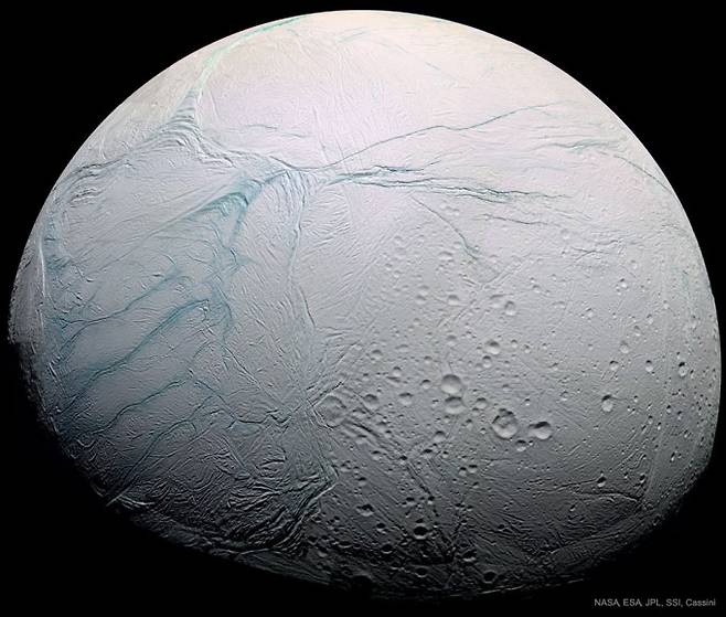 NASA의 탐사선 카시니 하위헌스 호가 찍은 엔셀라두스의 표면. NASA/ESA 제공