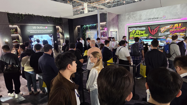CES 2026이 미국 라스베이거스 컨벤션센터(LVCC)에서 6일(현지시간) 개막한 가운데 LG전자 부스 게이밍 모니터 존에 관람객들이 체험을 하고 있다. 장우진 기자