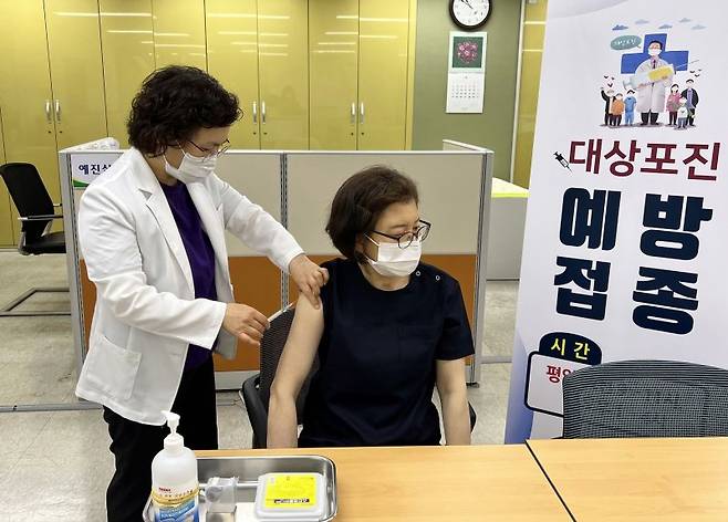 대상포진 예방백신을 접종하면 대상포진 발생 위험을 약 90%(싱그릭스주 기준) 낮출 뿐 아니라, 발병하더라도 대상포진 후 신경통으로 이어질 가능성을 약 67% 줄일 수 있다. 백신 효과는 약 5년 정도 지속된다. 사진은 울산 남구보건소에서 대상포진 예방접종을 받고 있는 어르신의 모습. /뉴스1