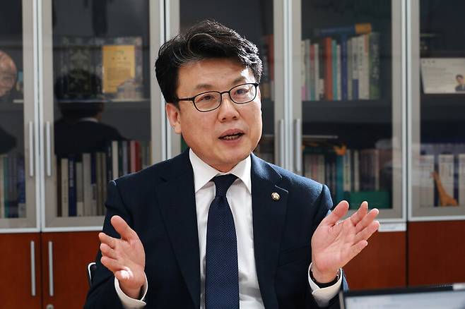 진성준 더불어민주당 의원이 6일 오후 서울 영등포구 국회의사당 의원회관에서 한겨레와 인터뷰 하고 있다. 정용일 선임기자 yongil@hani.co.kr