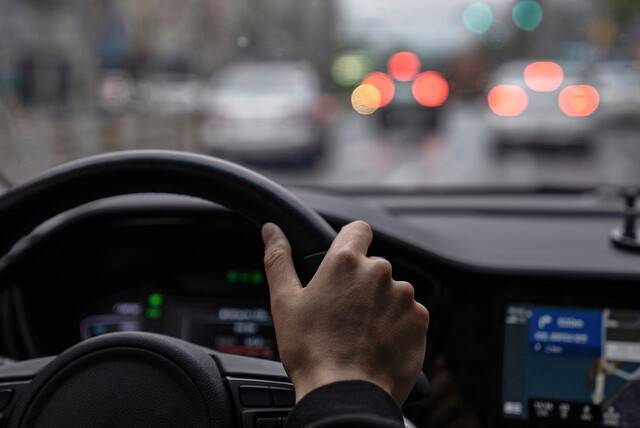 적응형 정속주행장치(어댑티브 크루즈 컨트롤·ACC)에 지나치게 의존할 경우 사고 위험이 커질 수 있다. 게티이미지뱅크