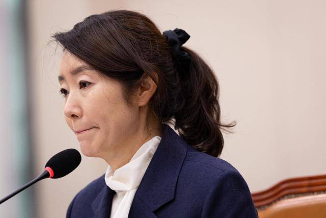 강선우 의원이 지난해 7월 14일 국회에서 열린 여성가족부 장관 인사청문회에 출석해 의원 질의를 듣고 있다. 뉴스1