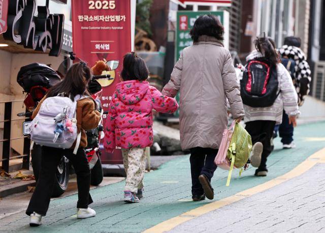 서울의 한 초등학교에서 학생들이 등교하고 있다. 뉴스1