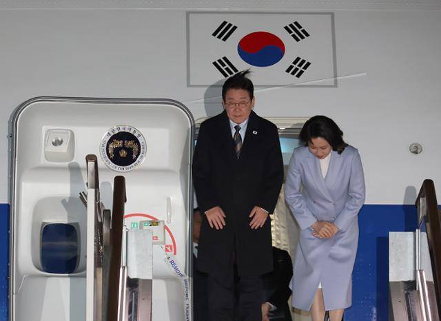중국 순방을 마친 이재명 대통령와 김혜경 여사가 7일 경기도 성남시 서울공항에 도착하고 있다. 왕태석 선임기자