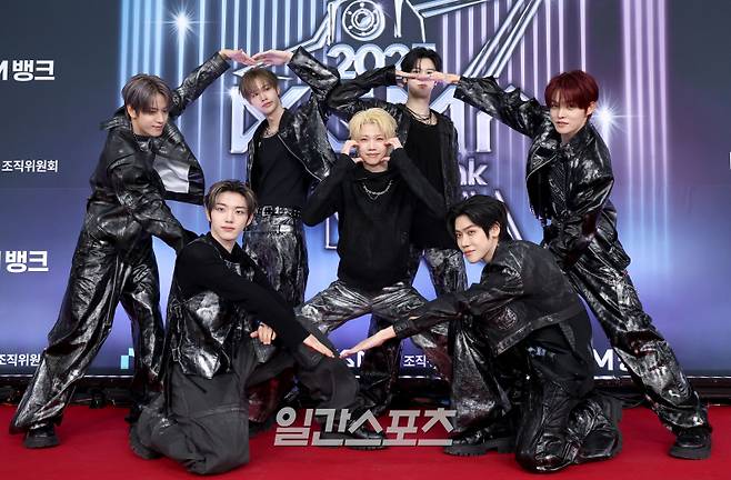 2025 코리아 그랜드 뮤직 어워즈 with iM뱅크’(2025 KGMA) 둘째날 뮤직데이가 15일 오후 인천 영종도 인스파이어 아레나에서 펼쳐졌다. 본 행사 전 진행된 레드카펫 행사에서 그룹 클로즈 유어 아이즈가 포즈를 취하고 있다.  영종도(인천)=KGMA특별취재단/2025.11.15/