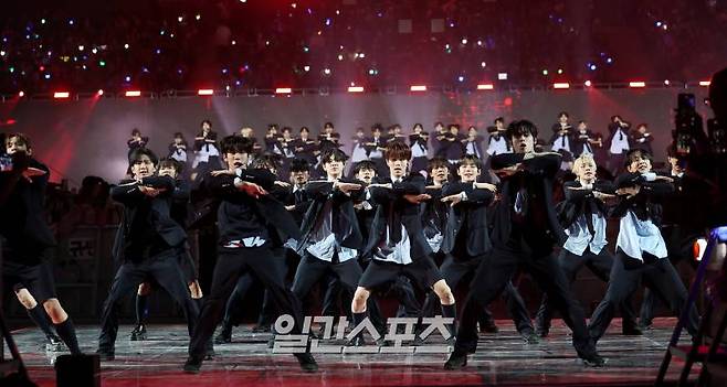 [2024 KGMA] 16일 인천 중구 운서동 인스파이어 아레나에서 열린 '2024 코리아그랜드뮤직어워즈(KGMA)' 첫째날 아티스트데이에서 프로젝트7이 멋진 무대를 꾸미고 있다.  영종도(인천)=KGMA특별취재반 /2024.11.16/