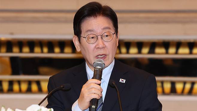 중국 순방 기자단 오찬 간담회에서 취재진 질문에 답하는 이재명 대통령