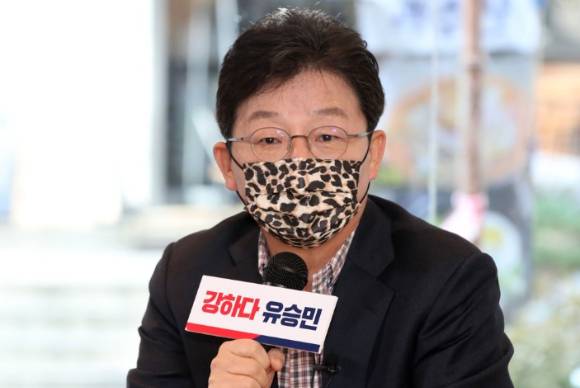 지난 2021년 당시 국민의힘 유승민 대선 경선 후보가 서울 여의도 소재 카페에서 열린 '2030 청년당원 간담회: 청년들의 집·밥·꿈이 피었습니다'에서 당원들의 질의에 답하고 있다. [사진=연합뉴스]