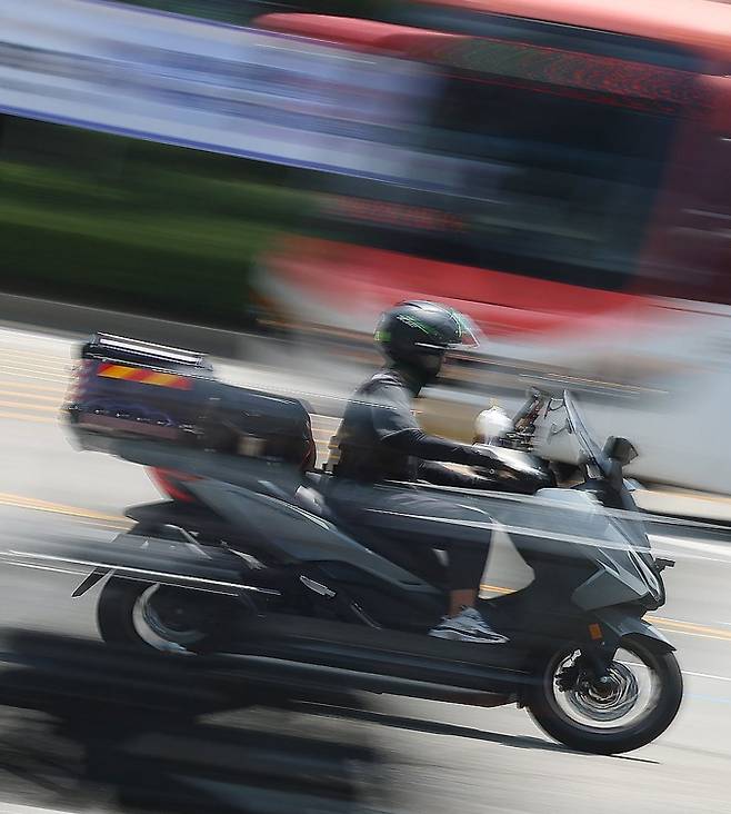 서울 강남역 사거리에서 배달라이더가 교차로를 지나고 있다. [사진=연합뉴스]