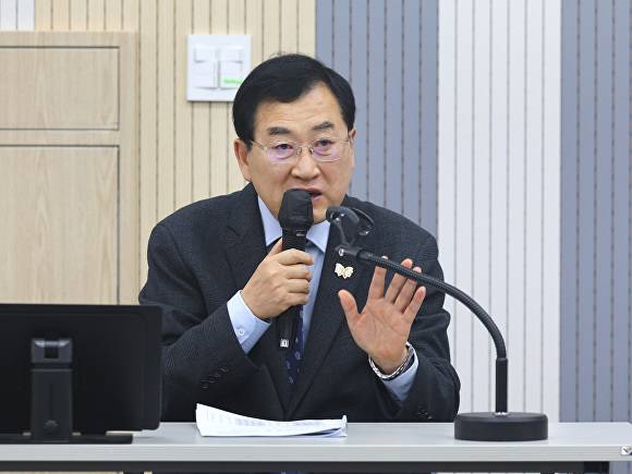 7일 오전 경주시청 대회의실에서 열린 올해 첫 읍면동장 회의에서 주낙영 경주시장이 발언하고 있다. [사진=경주시청]