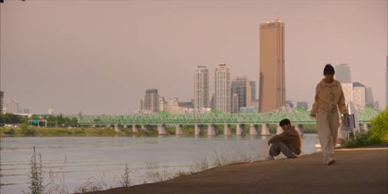 넷플릭스 '캐셔로' 속 노들섬의 모습. 한강철교와 63빌딩이 한눈에 들어온다. 사진 넷플릭스