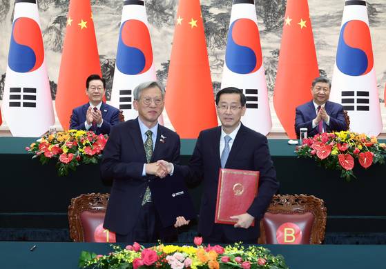 유홍준 국립중앙박물관장(왼쪽)과 라오취안 중국 국가문물국 국장이 5일 베이징 인민대회당에서 이재명 대통령과 시진핑 국가주석이 참석한 가운데 중국 청대 석사자상 한 쌍 기증 증서를 작성한 뒤 기념촬영을 하고 있다.   양국은 간송미술관이 소장하고 있는 청대 제작 석사자상 한 쌍을 중국 국가문물국에 기증하기로 합의했다. 연합뉴스