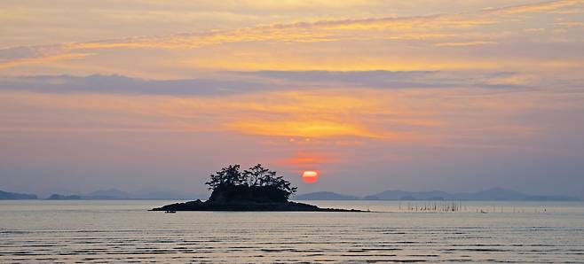 신안 자은도 한운선착장 인근 해변에서 담은 일출 풍경. 무인도 옥도 너머로 해가 떠오르고 있다. 백종현 기자