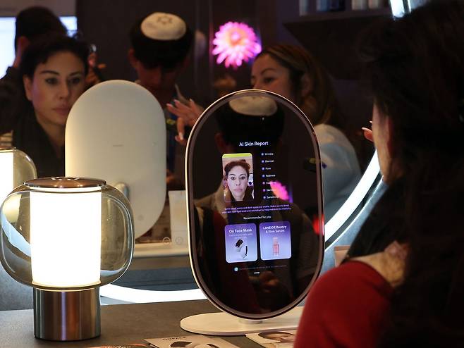6일(현지시간)미국 라스베이거스 윈호텔에 마련된 삼성전자 단독 전시장에서 관람객들이 아모레퍼시픽과 함께 제작한 '스킨사이트'를 체험하고 있다. 뉴스1