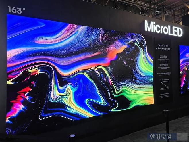 6일(현지시간) 미국 라스베이거스 컨벤션센터(LVCC)에서 열린 CES 2026 전시 현장 내 하이센스 전시공간에 163인치 마이크로 LED TV가 전시돼 있다. 사진=김대영 기자