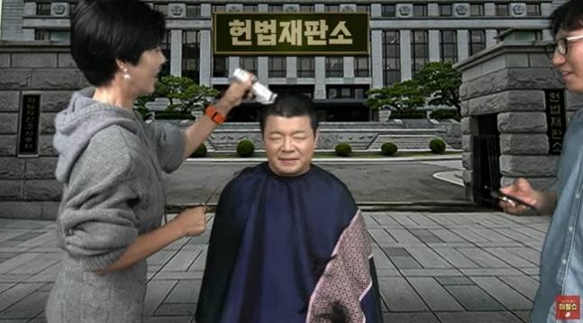 2025년 3월24일 <매불쇼> 생방송 중 진행자 최욱씨가 삭발을 하고 있다. 헌법재판소의 윤석열 탄핵 선고 지연에 항의하는 차원에서 이뤄진 깜짝 삭발식이다. 삭발을 앞두고 그는 “무겁게 싸우는 사람들이 많으니까 우리는 즐겁게 간다”고 말했다. / <매불쇼> 캡처