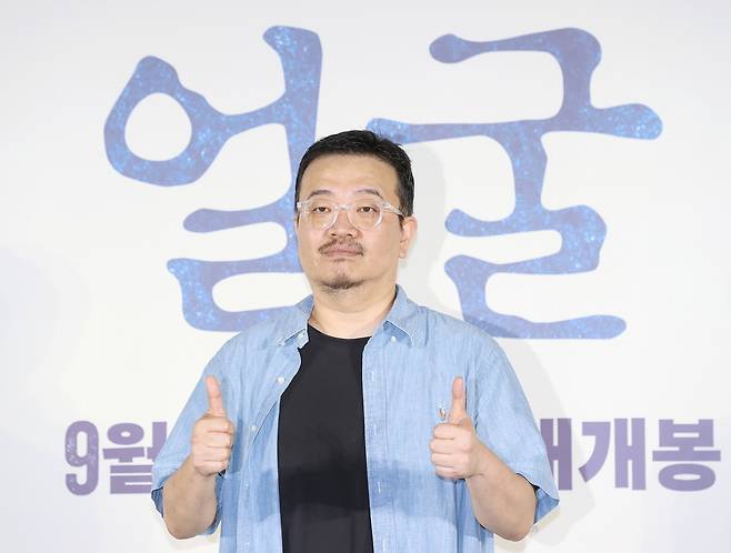 연상호 감독이 22일 서울 광진구 롯데시네마 건대입구점에서 열린 영화 <얼굴> 제작보고회에서 포즈를 취하고 있다. 연합뉴스