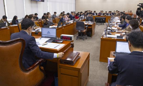 국회 보건복지위원회 박주민 위원장이 20일 국회에서 복지위 전체 회의를 시작하고 있다. 연합뉴스