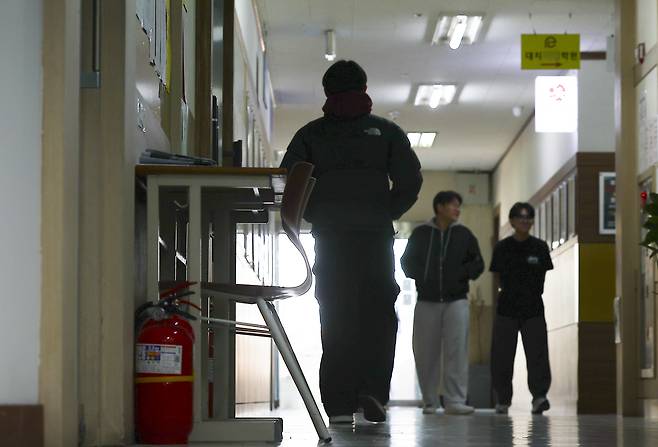 Students walk down the hall of a private academy in Gangnam, southern Seoul, Monday. (Newsis)