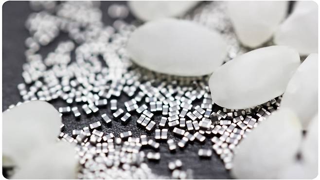 Rice grains are shown alongside Samsung Electro-Mechanics' 0603-size multilayer ceramic capacitors, a common industry format deployed in AI servers measuring 0.6 mm × 0.3 mm. (Samsung Electro-Mechanics)