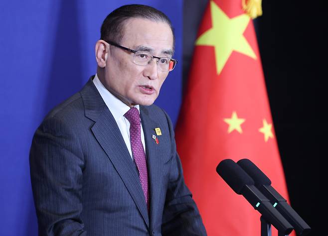 National Security Adviser Wi Sung-lac gives a briefing on the Korea-China summit at the Korea Press Center set up in a hotel in Beijing on Jan. 5. [YONHAP]