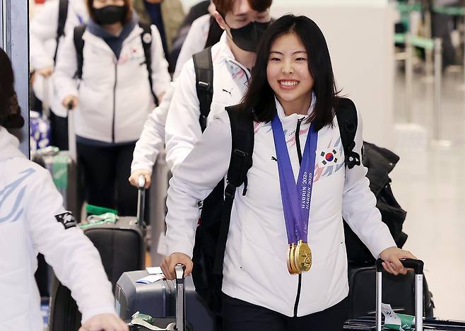 Speed skater Lee Na-hyun is seen arriving at Incheon International Airport, returing from the Harbin Winter Asian Games, on Feb. 12, 2025. [NEWS1]