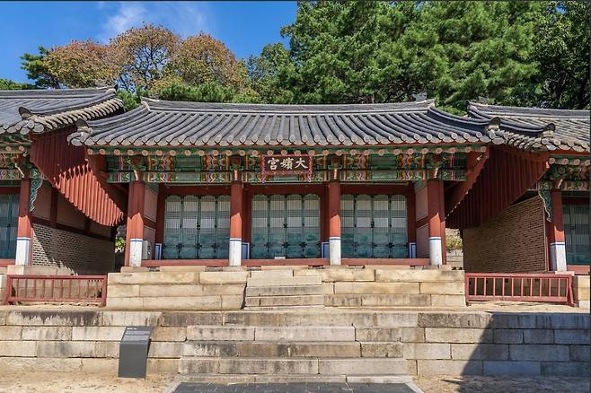 Yuksanggung and Yeonhogung Shrines inside the larger Chilgung Shrine complex near the Blue House in central Seoul [ROYAL PALACES AND TOMBS CENTER]